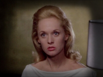 Tippi Hedren in una scena del film tratta dal trailer. All'uscita, Marnie ricevette recensioni contrastanti. Alcuni critici lo considerarono un'opera minore rispetto ai precedenti capolavori di Hitchcock come Psycho o La finestra sul cortile, mentre altri ne apprezzarono la profondità psicologica e la rappresentazione del trauma