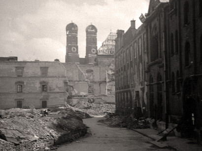 Las casas de la población judía, así como sus hospitales y sus escuelas, fueron saqueadas y destruidas por los atacantes, demoliéndolas con mazos