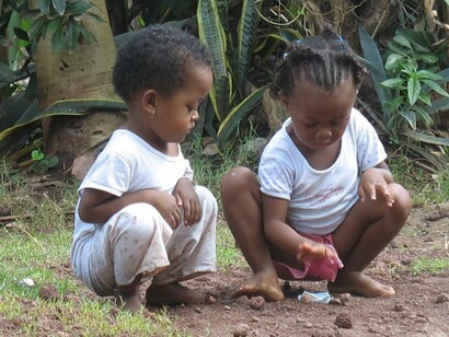 Bimbi che giocano a Nosy Be