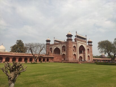 Construiste el Taj Mahal como monumento del amor de a dos. Hoy veo que nuestra memoria solo creó una monstruosa belleza