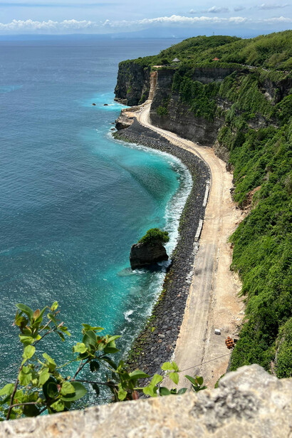 Uluwatu is a picturesque village situated on the southwestern edge of Bali’s Bukit Peninsula, known for its dramatic cliffs and surf culture