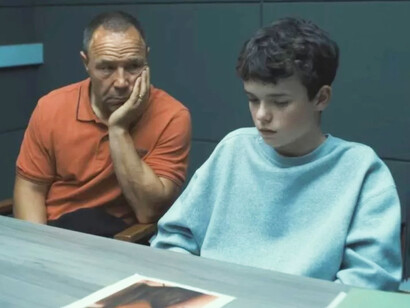 La presión social es otro eje clave en la serie, reflejado en personajes que deben elegir entre sus sueños personales y las expectativas familiares o sociales