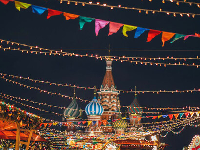 At Moscow’s Red Square, the iconic silhouette of Saint Basil’s Cathedral creates a breathtaking backdrop, showcasing the beauty of Russia’s past and present