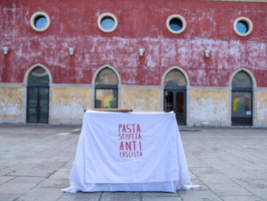 À travers la simplicité d’un repas partagé, La Pastasciutta antifascista réactive l’héritage de résistance de la famille Cervi et fait du spectateur un participant à part entière