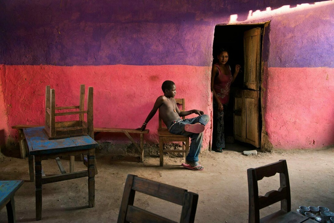 Steve McCurry, Un ragazzo seduto su una sedia, Omo Valley, Ethiopia, 2013