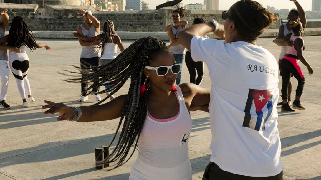 Un grupo de jóvenes baila salsa en el malecón de La Habana, Cuba