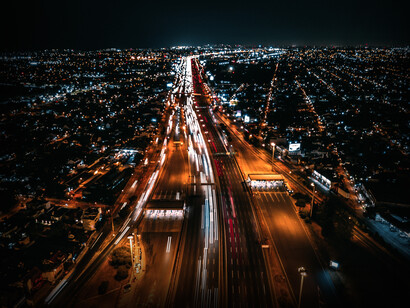Vista nocturna de una de las autopista principal en Buenos Aires, capital de la República Argentina