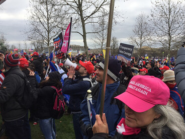 Manifestantes reunidos el 6 de enero de 2021 para el mitin Save America a las afueras del Capitolio de los Estados Unidos
