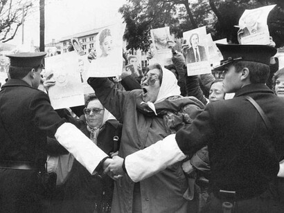 La última dictadura militar argentina (1976-1983) instauró un régimen autoritario que persiguió, secuestró y desapareció a miles de personas. Las Madres y Abuelas de Plaza de Mayo aún hoy luchan por conocer el paradero de sus hijos y nietos desaparecidos