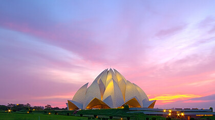 Tempio del Loto, Nuova Delhi, India. Progettato dall’architetto Fariborz Sahba, presenta l’aspetto del bocciolo di un fiore di loto, formato da ventisette “petali” marmorei, poggianti su nove aperture