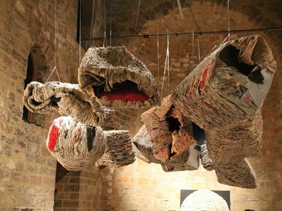 Corpus temporis, 2018 - 2019: 13 elementi in carta di giornale e pigmenti, sospesi nel vuoto all’interno della Cappella dell’Incoronazione a Palermo