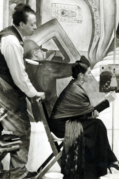 Anonymous - Diego guarda Frida mentre dipinge “Autoritratto al confine”, 1932 - Gelatin silver print, 42x53 cm - Courtesy of Throckmorton Fine Art Inc., New York, USA by SIAE 2016 - Foto di Gerardo Suter