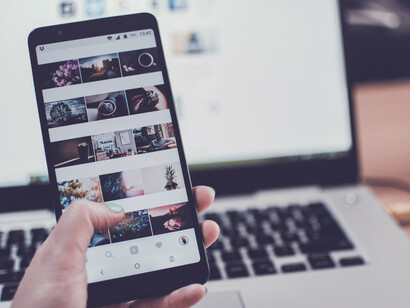 Un celular y una computadora, dispositivos para acceder a internet. Por miedo a terminar presos, muchos venezolanos se mantienen en silencio en las redes sociales los últimos días