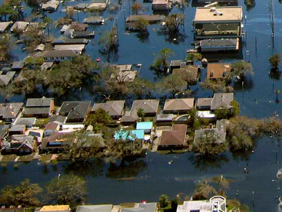 La lenta respuesta de las autoridades federales y locales fue duramente criticada. Las imágenes de ciudadanos abandonados en el Superdome dieron la vuelta al mundo. Inundaciones en Nueva Orleans tras la rotura de los diques durante el huracán Katrina, en 2005, EE.UU.