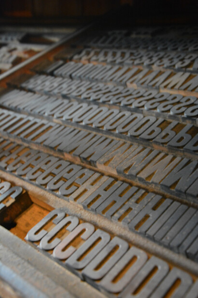 Imprimerie. La structure du texte et des formes de mises en pages, ainsi que la thématique demandée nous font explorer des milliers de polices de caractères, le plus courant, The Times, et le Garamond ! Ainsi, le lectorat ne louche plus sur la lecture des imprimés