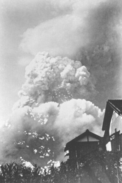 Nube atómica sobre Hiroshima, Japón, 2 minutos después de la explosión, 6 de agosto de 1945