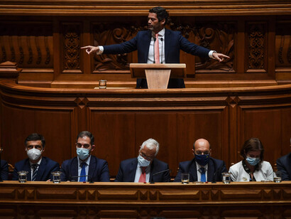 André Ventura, do partido CHEGA, discursa no Parlamento Português