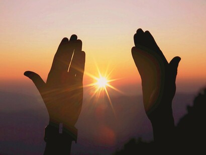 Nas sociedades primitivas, a religiosidade era frequentemente associada ao animismo, no qual os seres humanos acreditavam que todos os elementos da natureza possuíam uma alma ou espírito
