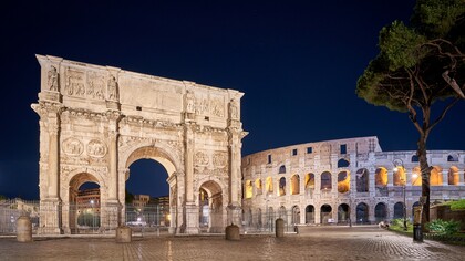 Arco di Costantino e Colosseo, Roma, Italia. L'Arco può essere considerato come un vero e proprio museo di scultura romana ufficiale