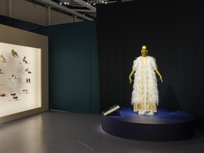 Au fil de l'or. El arte de vestir de oriente al sol naciente, vista de exhibición. Cortesía del Musée du Quai Branly
