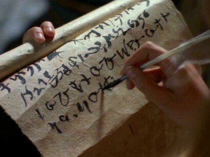 Escribiendo una fórmula en un papel