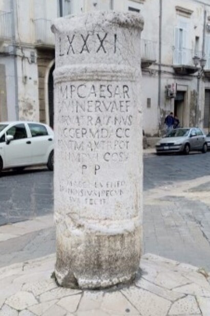 Lungo la Via Traiana, i Romani installarono numerosi cippi miliari, che indicavano le distanze dai principali centri urbani. Questi cippi non erano solo strumenti pratici, ma anche simboli del potere imperiale e dell'organizzazione del territorio. Ceppo Miliario n. LXXXI, Bari, Italia