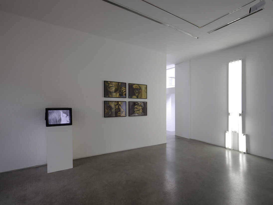 View of the exhibition “Double Eye Poke: Lynda Benglis, Dan Flavin, Sol LeWitt, Bruce Nauman”, kamel mennour (47, rue Saint-André des Arts), Paris, 2015, Curator: Béatrice Gross © Lynda Benglis / ADAGP, Paris, Prêt / Loan Electronic Arts Intermix, New York © Bruce Nauman / ADAGP, Paris © Dan Flavin / ADAGP, Paris, Collection Musée d'art moderne de Saint-Étienne, France © Photo. Fabrice Seixas, Courtesy the artists 
