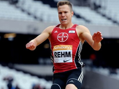 O atleta alemão Markus Rehm prepara para um salto