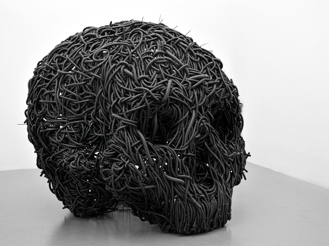 Paolo Grassino, Ciò che resta, 2013, tubo corrugato in forassite e ferro, 200 x 220 x 195 cm