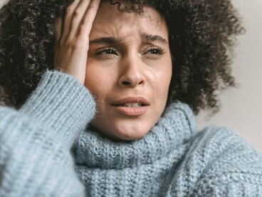 Outro ponto importante é a ilusão de que estar calmo significa estar parado ou desinteressado. Vivemos em uma cultura que associa agitação à eficiência. Quem fala rápido parece mais inteligente, quem anda rápido parece mais produtivo, quem tem a agenda cheia parece mais importante. A calma, por outro lado, é muitas vezes confundida com lentidão, descaso ou falta de ambição. Assim, muitas pessoas entram em um ritmo acelerado não porque precisam, mas porque acreditam que é assim que se deve viver








