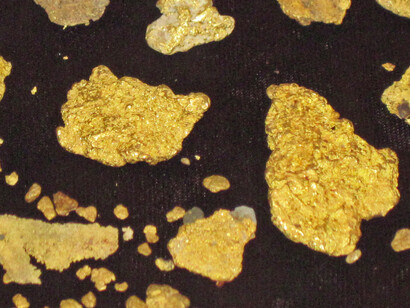 Brilho dourado das pepitas de Minas Gerais, no Brasil, terra marcada pela história da Inconfidência Mineira
