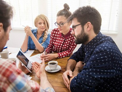 Escuchen solo un minuto, por favor— hubo al fin silencio— no sé ustedes, pero francamente esperaba algo más excitante de esta reunión...