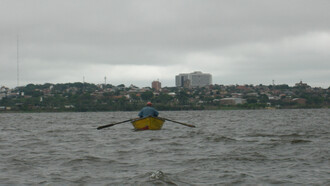 Il fiume Paraguay, arteria vitale del paese. Sullo sfondo, la capitale, Asunción, Paraguay
