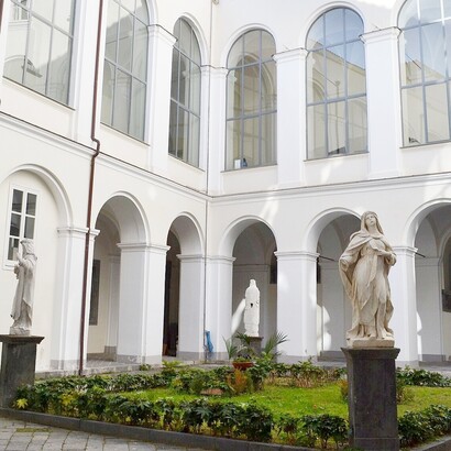 Nel 1565 Filippo Bruno entrò nel convento di San Domenico Maggiore, assumendo il nome di Giordano come frate domenicano. Chiostro del convento di San Domenico Maggiore, Napoli, Italia