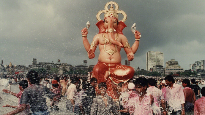 Raghubir Singh, Ganapati immersion, Chowpatty, Bombay, 1989, Chromogenic print, Photograph copyright © 2017 Succession Raghubir Singh,  Courtesy Howard Greenberg Gallery
