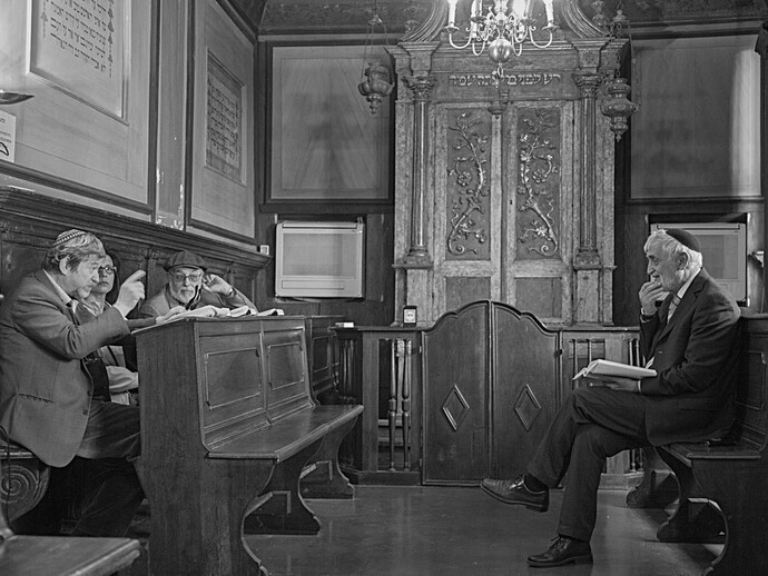 Ferdinando Scianna, Insegnamento del rabbino nel Midrash Luzzatto dentro la sinagoga Levantina © Ferdinando Scianna / Magnum Photos. Courtesy of Casa dei Tre Oci 