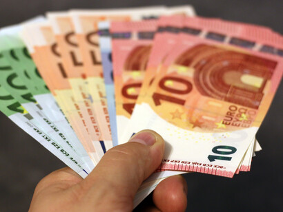 Distribution d'argent. Le versement devait être inconditionnel, sans examen des ressources. L'objectif principal était de promouvoir la justice sociale