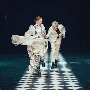 Bunbury. Ernst sein is everything! Mit freundlicher genehmigung des Deutschen Theaters