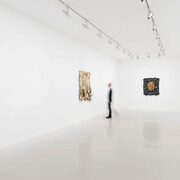 Alma Allen, vue de l'exposition. Avec l'aimable autorisation de la Galerie Perrotin