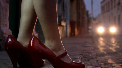 Una prostituta espera en la calle la llegada de clientes