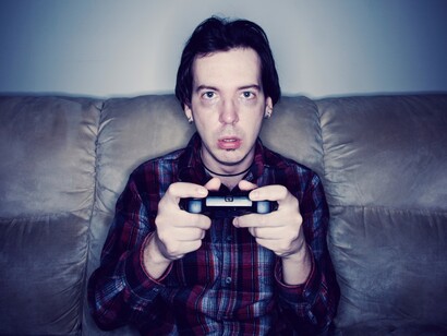 Un chico jugando a la videoconsola en su casa