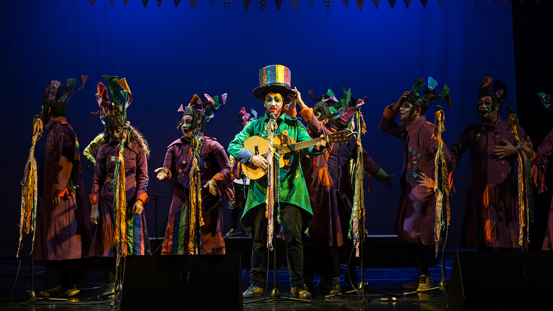 La murga Pa’Ladrar Fino es un colectivo artístico tucumano que utiliza la murga como una herramienta para expresar ideas, emocionar y fomentar el diálogo desde una perspectiva cultural inclusiva