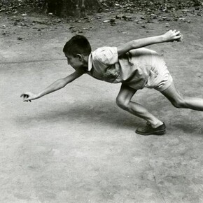 Little boy playing bowls, reportage in Spain, 1961-1964, gelatine silver print, 25 x 40 cm