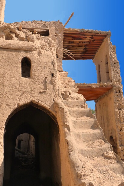 La città vecchia di Nizwa, con il suo maestoso forte e il vivace souk delle spezie e dell’argento, è il cuore storico e culturale dell’Oman, dove tradizione e vita quotidiana si intrecciano da secoli. Nizwa, Oman, resti della città vecchia