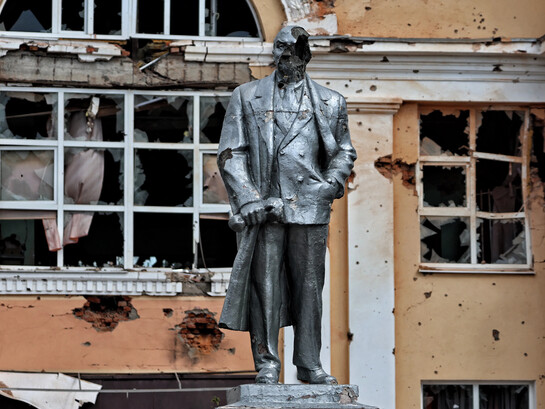 Estatua destruida de Vladimir Lenin en Sudzha, Rusia