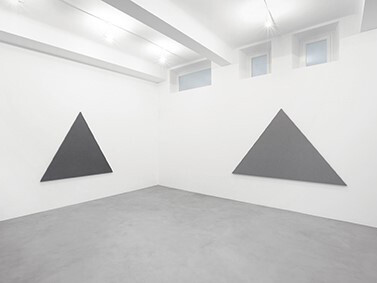 Alan Charlton 2014, Veduta parziale dell’esposizione, A arte Invernizzi, Milano, Courtesy A arte Invernizzi, Milano, Foto Bruno Bani, Milano