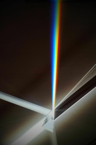 El índice de refracción negativo desafía las leyes naturales para guiar la luz alrededor de objetos
