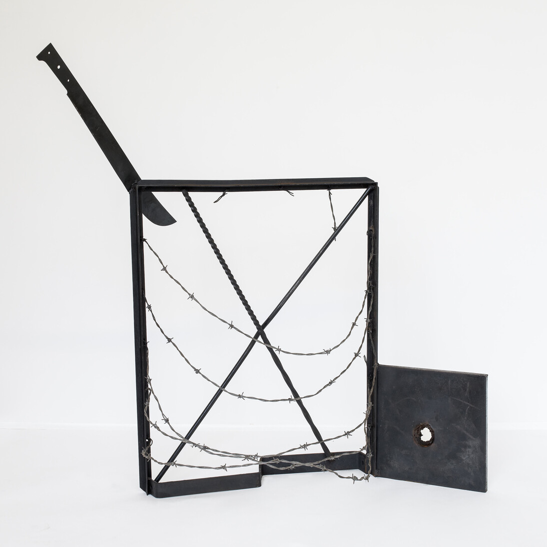 Melvin Edwards, Ventana a Isla Negra, ca. 1973, Welded steel and barbed wire, 44 3/8 x 48 x 20 inches (112.7 x 121.9 x 50.8 cm). Courtesy Alexander Gray Associates, New York; Stephen Friedman Gallery, London © 2015 Melvin Edwards / Artists Rights Society (ARS), New York. Photo: Jeffrey Sturges