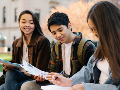 Estudantes universitários. Neste processo de termos boas notas, sermos os melhores e deixarmos a nossa família orgulhosa, esquecemo-nos muitas vezes de nós