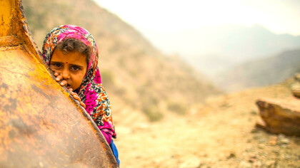 La triste mirada de la guerra olvidada y silenciada de una niña en Yemen, país que se desgarra en una guerra civil y es a la vez bombardeado sin cesar por una coalición que lidera Arabia Saudita
